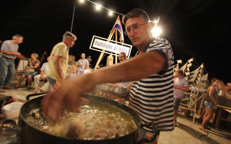 Biograđani i gosti uživali u 300 porcija rižota od plodova mora