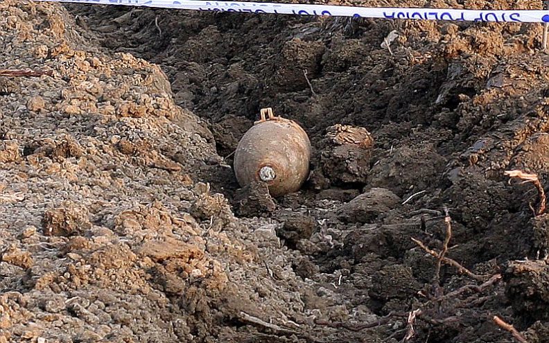 Djelatnici Vodovoda pronašli bombu dok su kosili travu