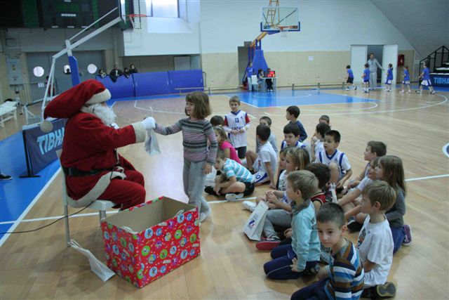 Djed Božićnjak razveselio male košarkaše