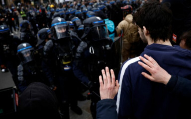 Francuska policija nisko pala, prosvjednicima oduzimali lonce i poklopce