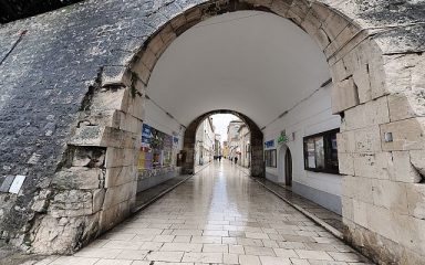 ‘BEZDUŠNO SU..’ Zadranka užasnuta prizorom iznad Gradskih vrata: ‘Skoro sam šokirana…’