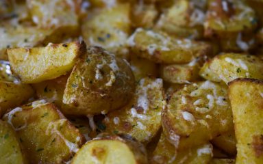 Jeste li probali popularne pečene krumpire s parmezanom? Oduševiti ćete se!