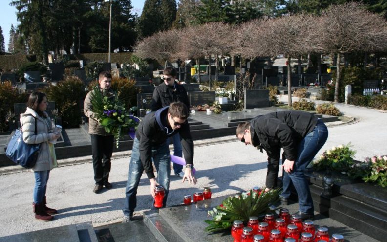 Zadarski studenti na grobu Tomislava Ivčića