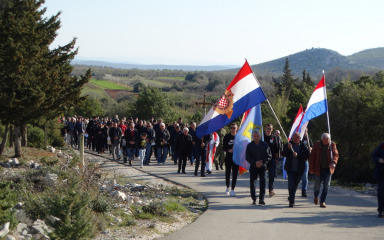 [FOTO] Održan Križni put Hrvatske vojske i policije na brdu Kamenjak