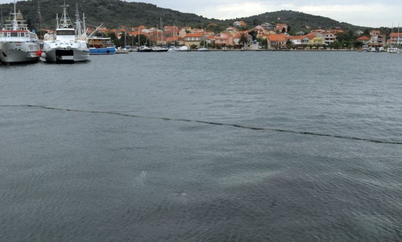 Ostaci potopljene ribarice plivali po uvali