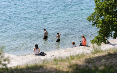 Na plaži Kolovare i domaći i gosti otvorili sezonu kupanja