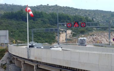 Jak vjetar usporava promet na autocestama A1 između vijadukta Božići i tunela Bristovac