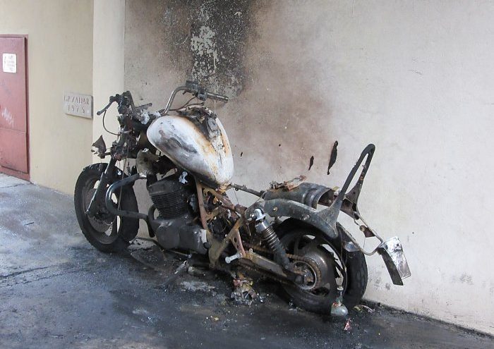 Vandali zapalili odbačene jelke, vatra zahvatila i parkirani motocikl