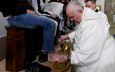 Papa oprao noge 12 mladih zatvorenika