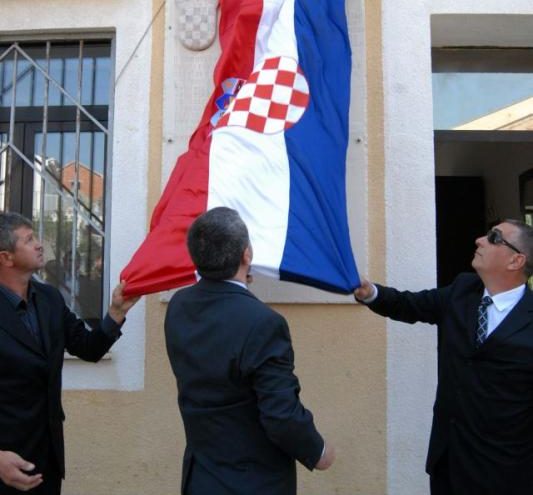 Spomen ploča priznanje je svima koji su dali doprinos u stvaranju Hrvatske