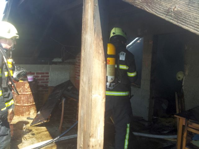 Kuća izgorjela, veću štetu spriječili vatrogasci