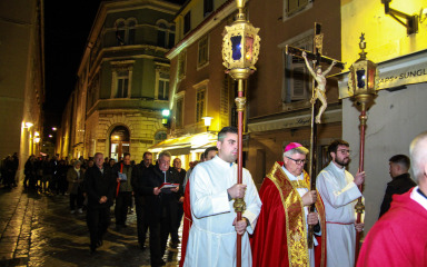 [FOTO] Služena Služba Muke Gospodnje, održana i procesija s Križem