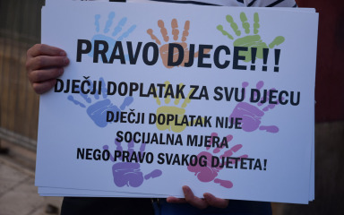 Na Narodnom trgu održan mirni prosvjed za izmjene Zakona o dječjem doplatku