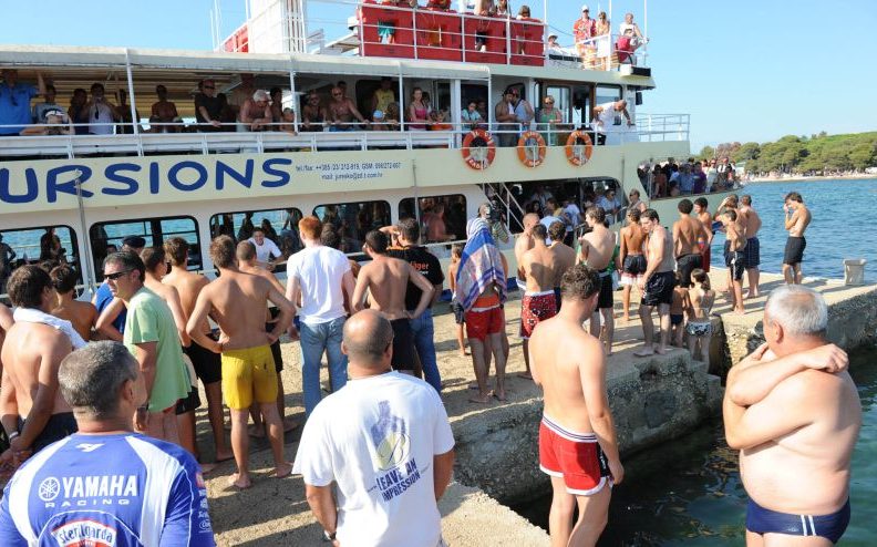 Kupači plivanjem spriječili pristajanje broda s izletnicima
