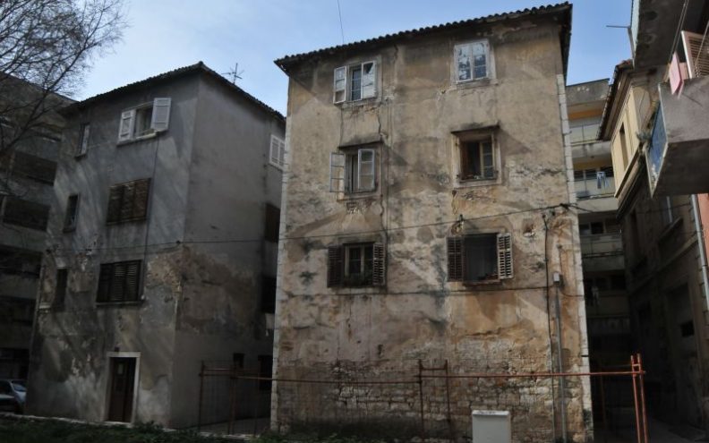 Ruševne zgrade s ilegalnim stanarima postale opasne po život