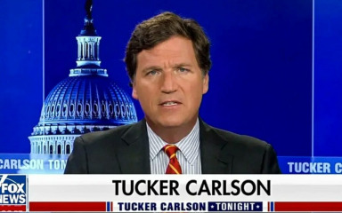 Fox News potjerao Tuckera Carlsona, nakon što su u nagodbi za klevetu morali isplatiti golem iznos