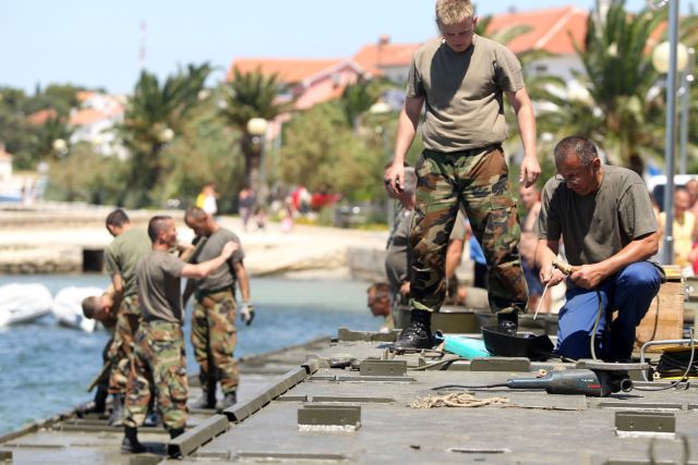 Hrvatska vojska napravila pontonski most za modnu reviju