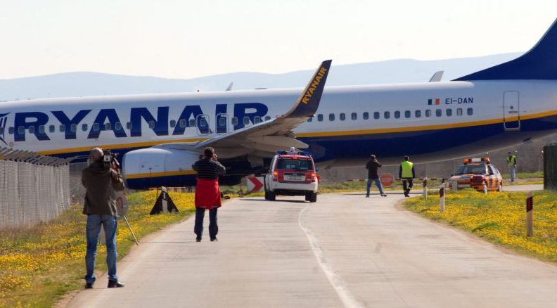 Nakon odlaska Ryanairova zrakoplova zatvorena cesta preko piste