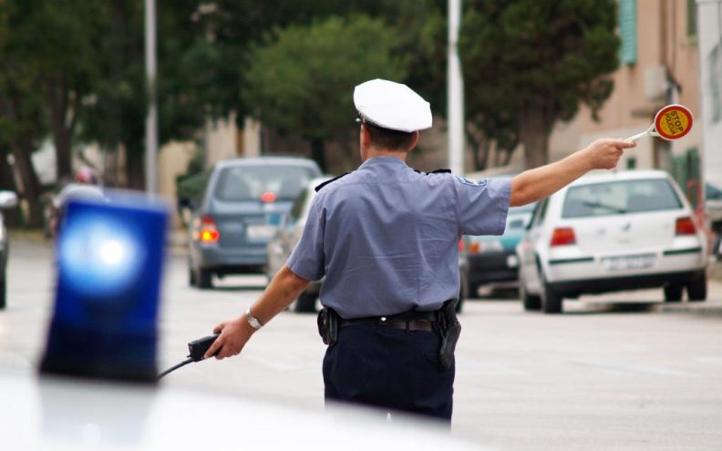 Pijani mladić napao strance i policajca, pa izvrijeđao policajku
