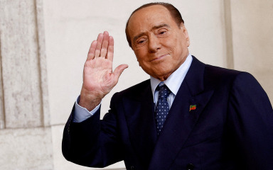 Berlusconi se obratio pristašama iz bolničke sobe