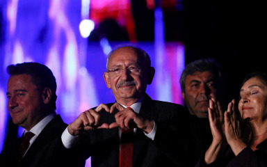 Erdoganov izazivač na skupu uoči izbora nosio ‘pancirku’