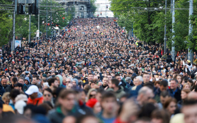 Deseci tisuća prosvjednika protiv nasilja blokirali važnu prometnicu u Beogradu