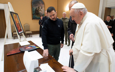 Zelenskij poklonio Papi pancirni prsluk s likom Bogorodice