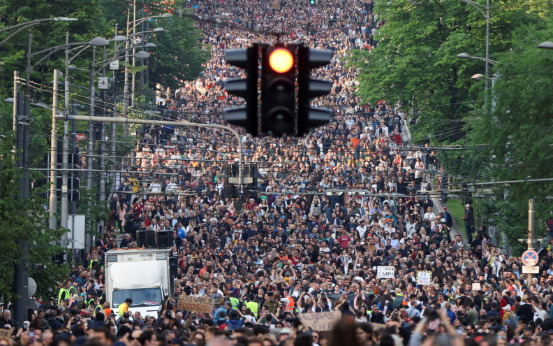 Deseci tisuća ljudi ponovno blokiraju Beograd na prosvjedu protiv nasilja