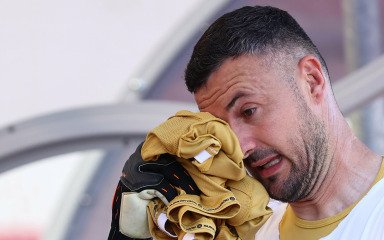 Danijel Subašić u suzama se oprostio od nogometa uz ovacije cijelog Poljuda
