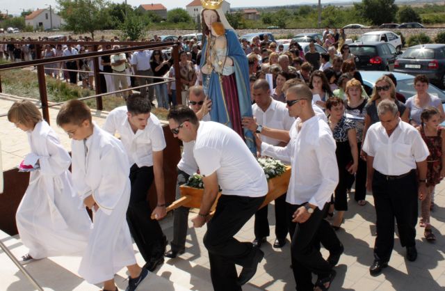 Nadbiskup Puljić: Molimo da Majka Božja stalno bdije nad nama