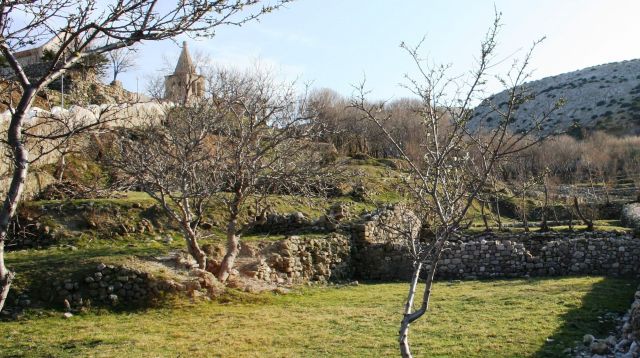Je li Pag selo (pagus) ili izvor (pege)?