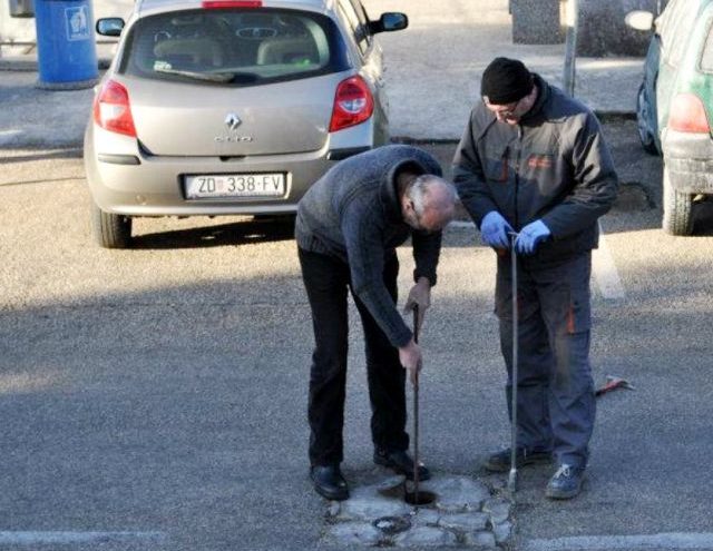 “Kišilo” je sa stropa Lovačkog doma