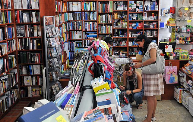 POVRATAK U KLUPE Školski pribor za prvašiće roditelje će ove godine stajati oko 200 eura