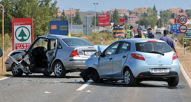 “Ford” prešao u suprotni trak i  frontalno se sudario s “mazdom”