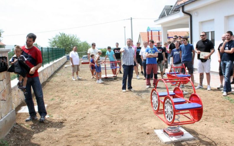 Kada se hrvatski navijači slože, u Škabrnji dječje igralište nikne!
