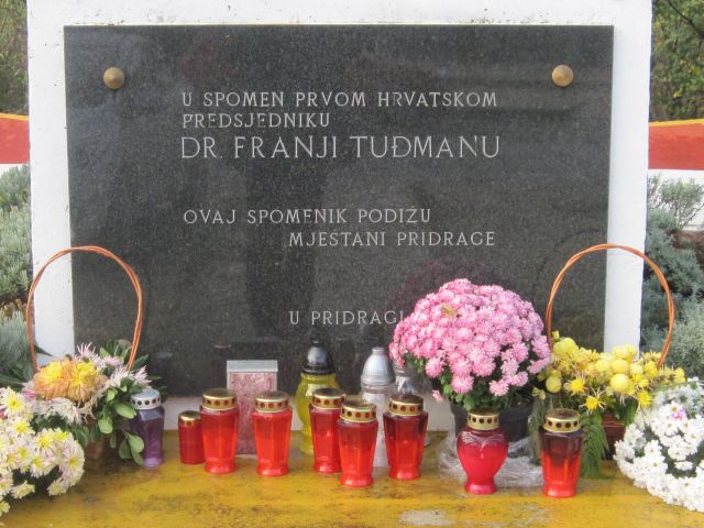 Cvijeće i svijeće u spomen žrtvama Vukovara, Škabrnje i Pridrage