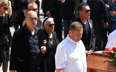 Obitelj i brojni glazbenici ispratili Jasmina Stavrosa na groblju Lovrinac