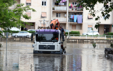 UŽIVO Vodostaj Zrmanje stagnira, poplavljene škole i dječji vrtić