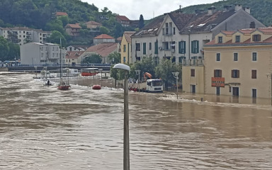 UŽIVO Vodostaj Zrmanje ne pada, stigle nove fotografije i videa iz poplavljenog Obrovca
