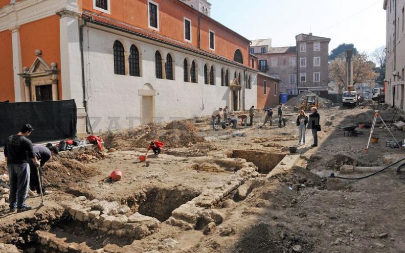 “Hrvatska arheologija i Aachenski mir 812”.