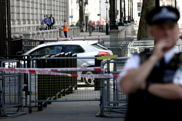 Automobil se zabio u ogradu Downing Streeta u Londonu