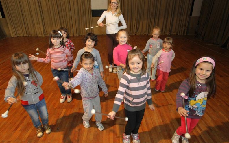 Benkovcem “marširaju” – mažoretkinje