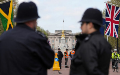 Policija pred Buckinghamskom palačom uhitila muškarca, imao je nož