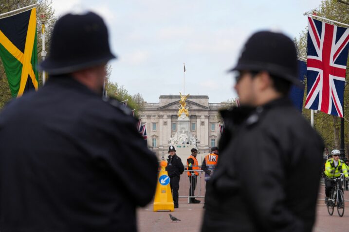 Policija pred Buckinghamskom palačom uhitila muškarca, imao je nož