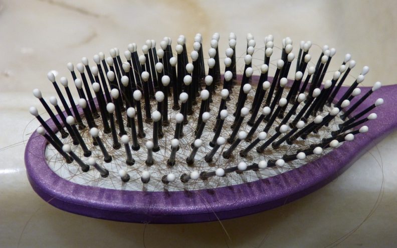 Kako i koliko često čistite svoju četku za kosu? Možda manje nego što je potrebno