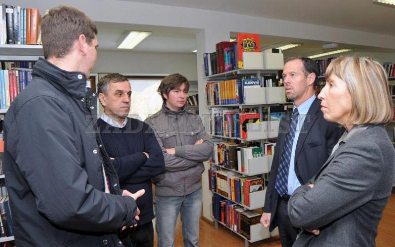 Američko veleposlanstvo knjižnici u Gračacu darovalo projektor