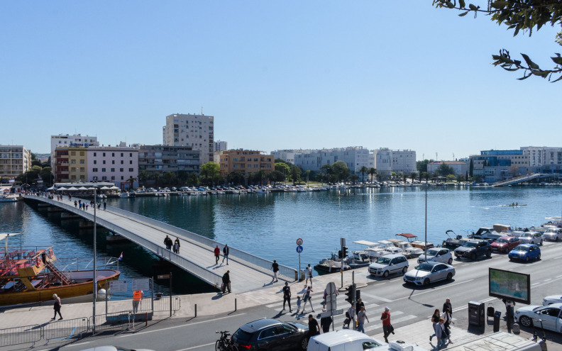 INCIDENT U NOĆNIM SATIMA! Petorica se mlatila ispred zadarskog ugostiteljskog objekta