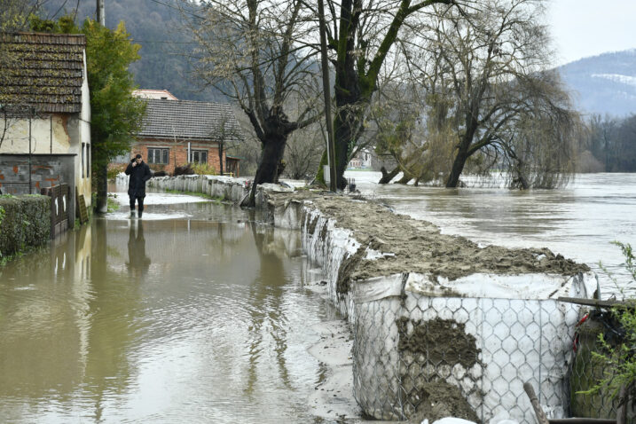 Izvanredne mjere obrane od poplave u Hrvatskoj Kostajnici