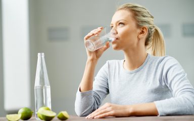 Evo što se događa s vašim tijelom kada na prazan želudac pijete vodu