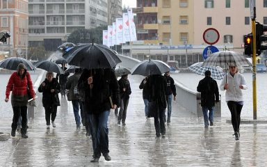 Pretežno oblačno, povremeno s kišom